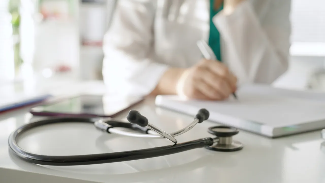 stetoscopio con medico in secondo piano