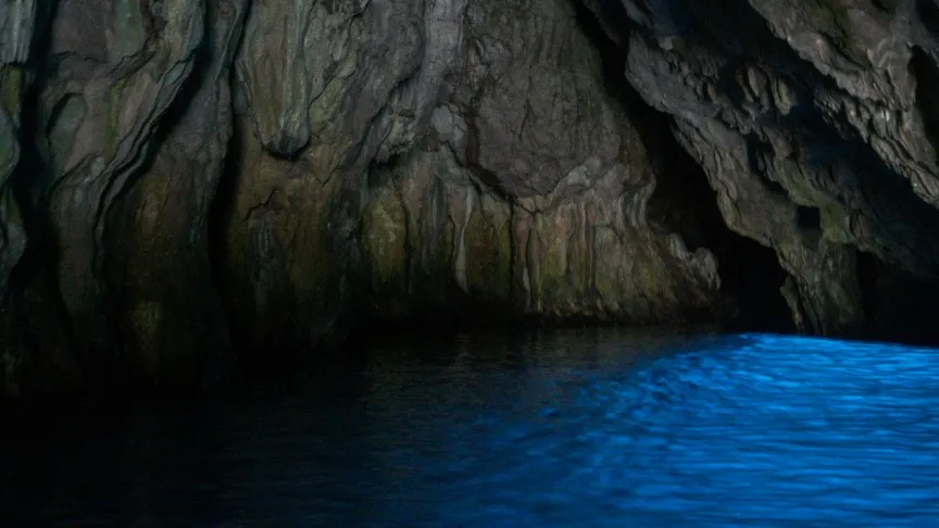 Roccia modellata dall’acqua che cade a picco sul mare