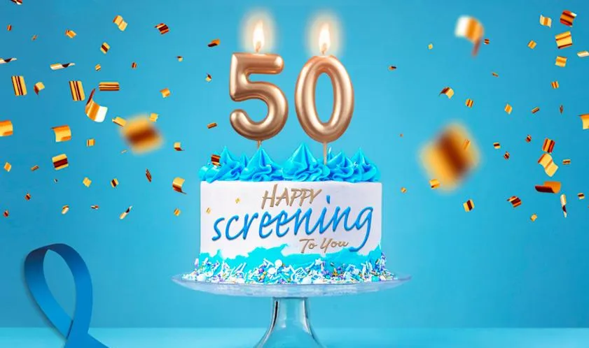 Torta di compleanno con candeline e scritta Happy screening to you