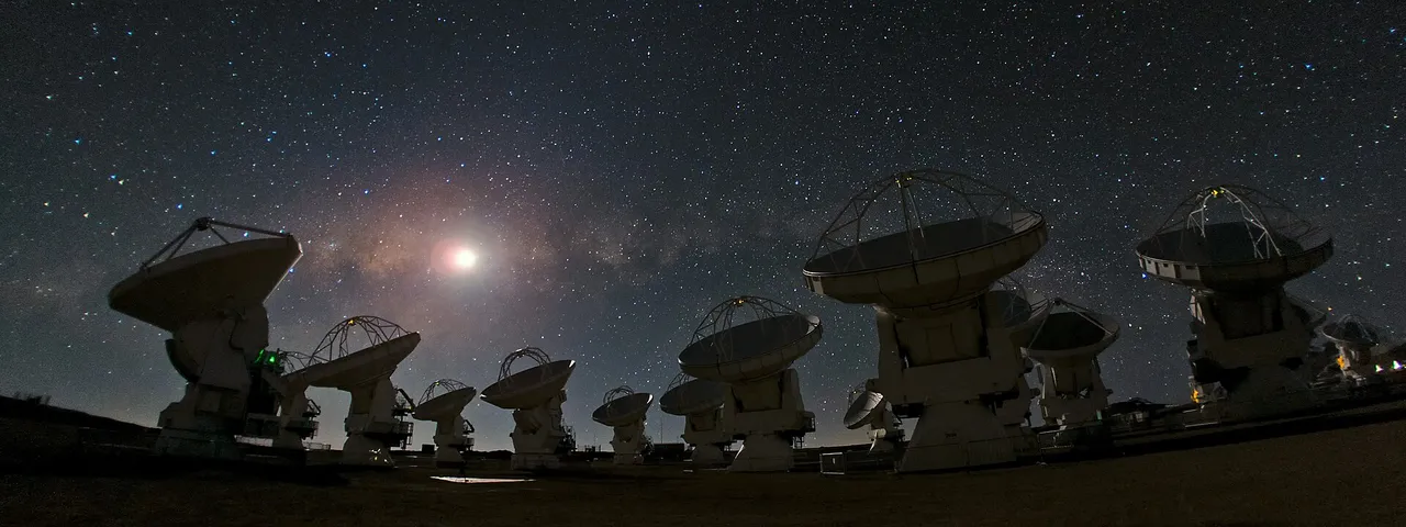 Le antenne del radiotelescopio ALMA sotto un cielo stellato