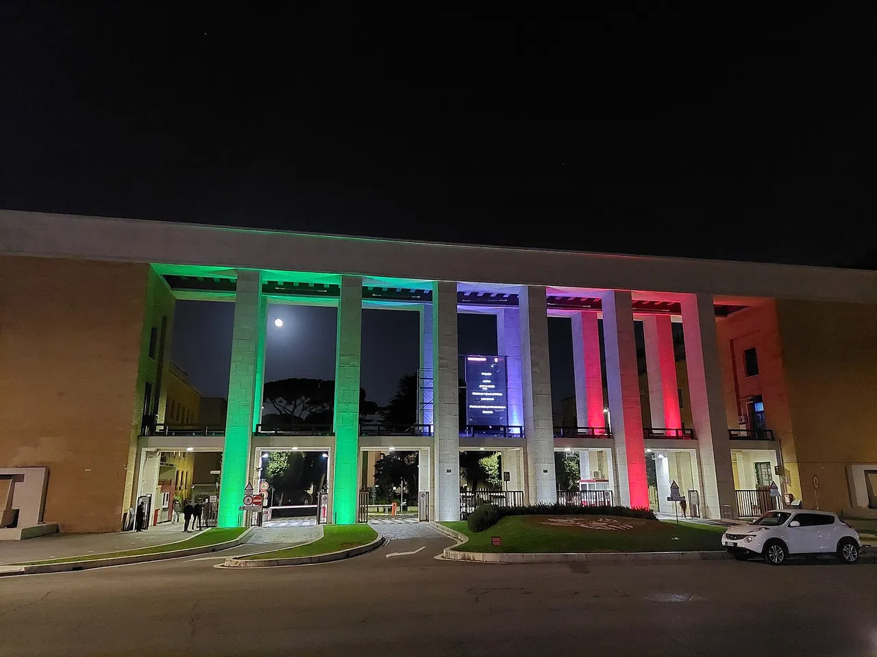 L'ingresso dell'Università Sapienza di Roma di notte