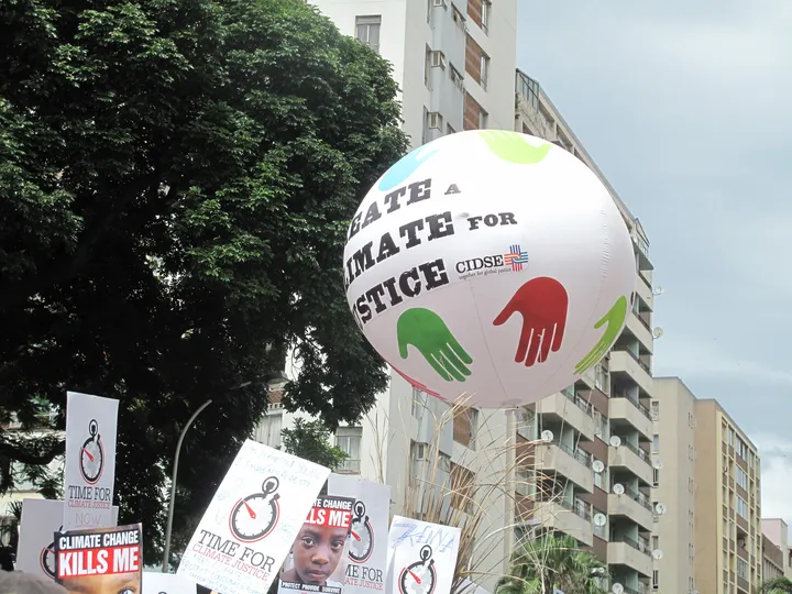 Manifestazione per la giustizia climatica a Durban durante la COP17: un pallone gigante con la scritta «Climate justice» sopra i cartelli dei manifestanti.