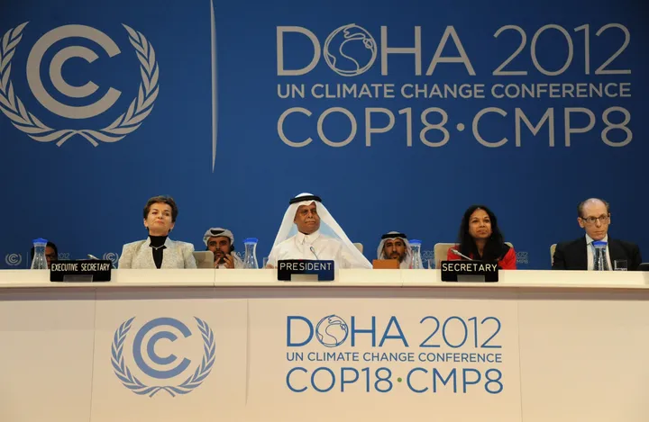 Il tavolo della presidenza alla COP18 di Doha, sotto il logo blu della conferenza «Doha 2012, COP18 CMP8».