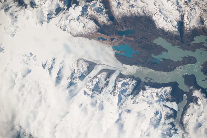 Il ghiacciaio Upsala e il campo di ghiaccio della Patagonia fotografati dalla Stazione spaziale internazionale: la lingua di ghiaccio finisce in un lago grigio-azzurro.