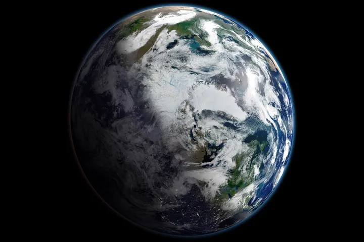 L'Artico visto dal satellite: il globo su fondo nero, con la calotta di ghiaccio marino al centro e i continenti attorno.