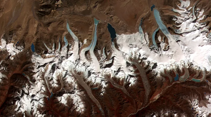Le lingue dei ghiacciai dell'Himalaya del Bhutan viste dal satellite, con i laghi glaciali che si formano alla loro fronte.