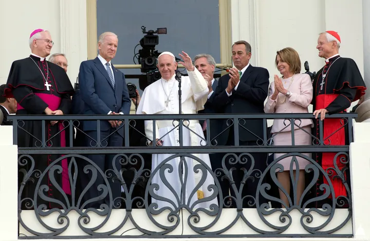 Papa Francesco saluta dalla balconata del Campidoglio di Washington il 24 settembre 2015, dopo il discorso al Congresso, fra Joe Biden, John Boehner, Nancy Pelosi e due cardinali.