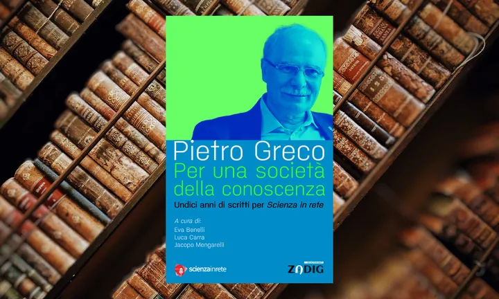 Copertina del libro di Pietro Greco sullo sfondo di una libreria di volumi antichi