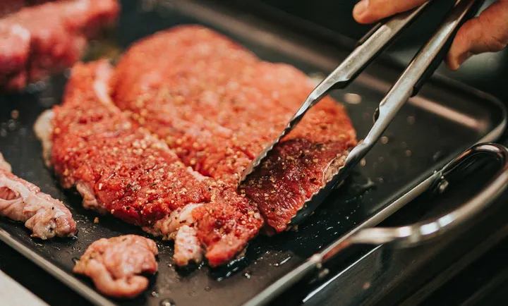 Carne cucinata su una griglia