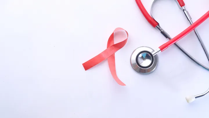 stetoscopio con nastro rosso HIV