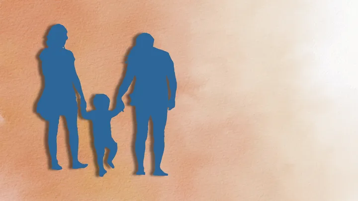 grafica di coppia con figlio su sfondo acquarellato sfumato