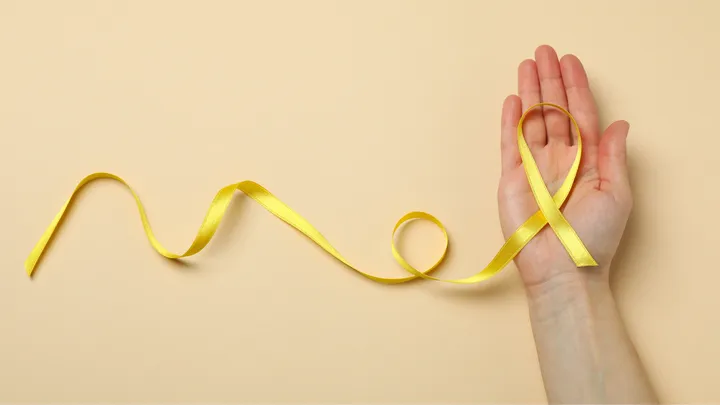 mano con nastro giallo endometriosi