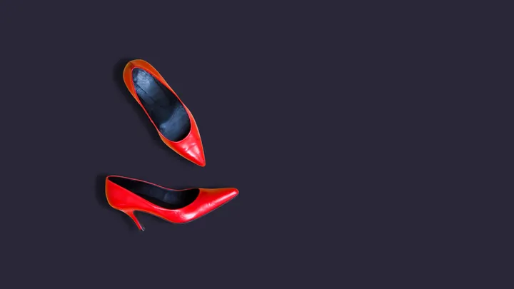 scarpe rosse su sfondo scuro