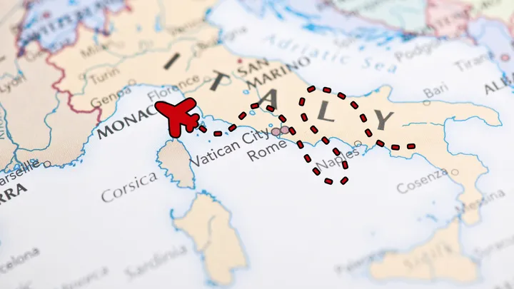 mappa italia con aereo in volo da sud verso nord