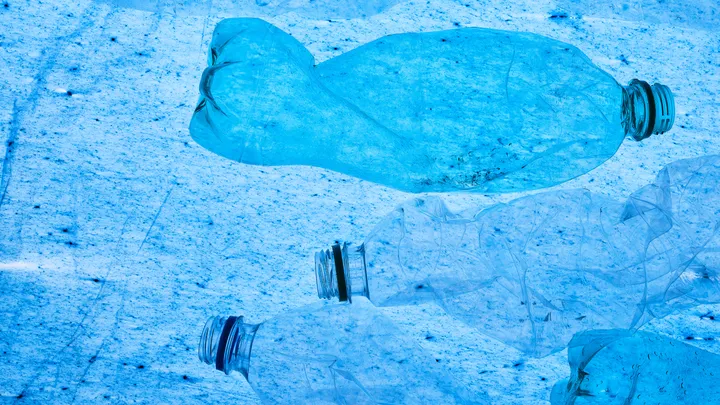 bottiglie di plastica con filtro azzurro