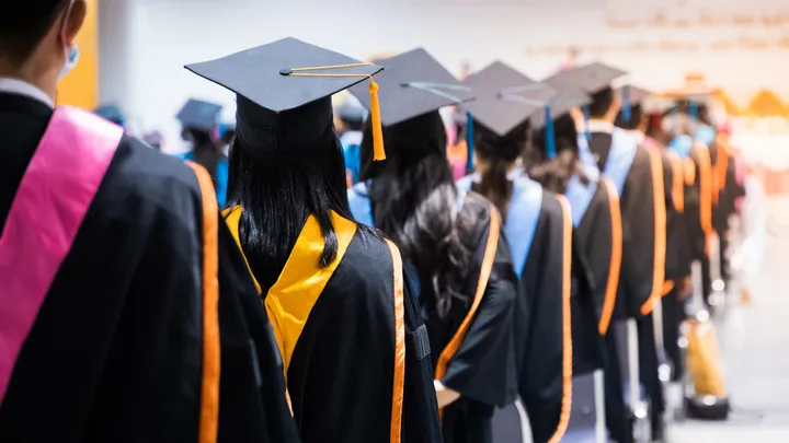 una fila di laureati statunitensi di schiena