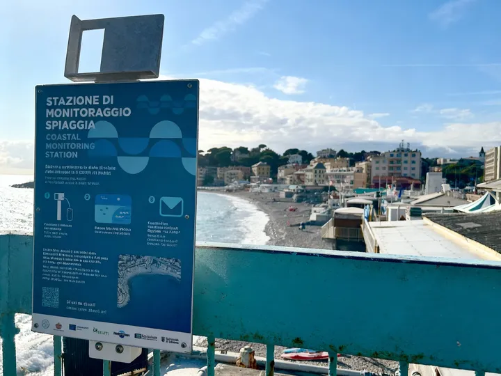 il totem sulla spiaggia di sturla a genova