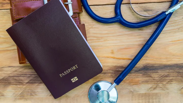 un passaporto e uno stetoscopio su un tavolo