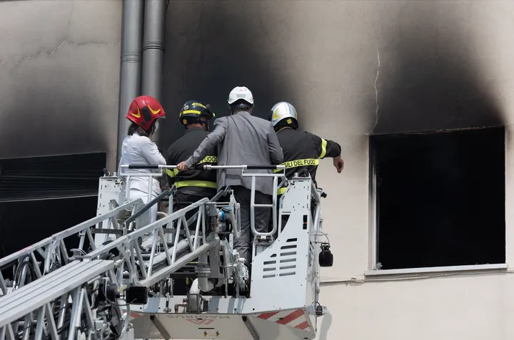 I vigili del fuoco dopo l incendio all'Universita della Tuscia