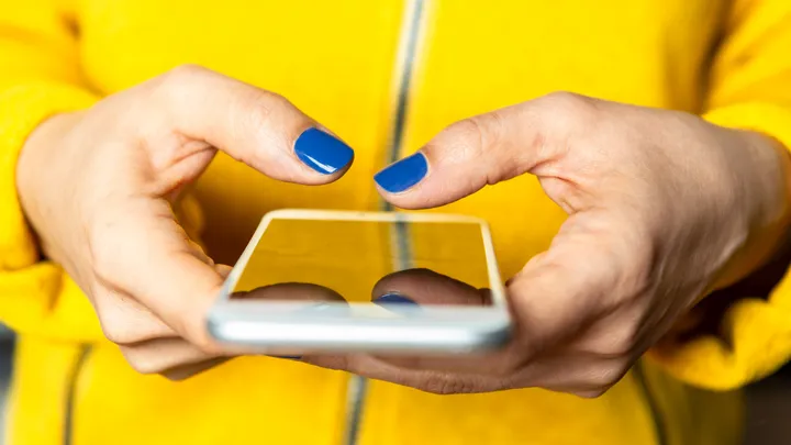 mani con smartphone