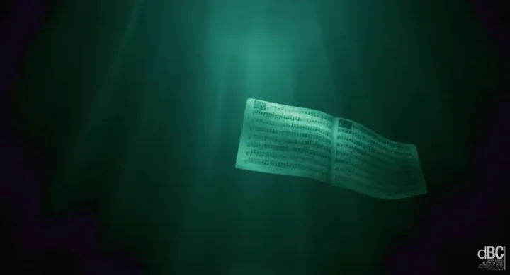 Uno spartito musicale immerso in acqua profonda