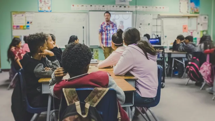Una classe delle elementari durante una lezione