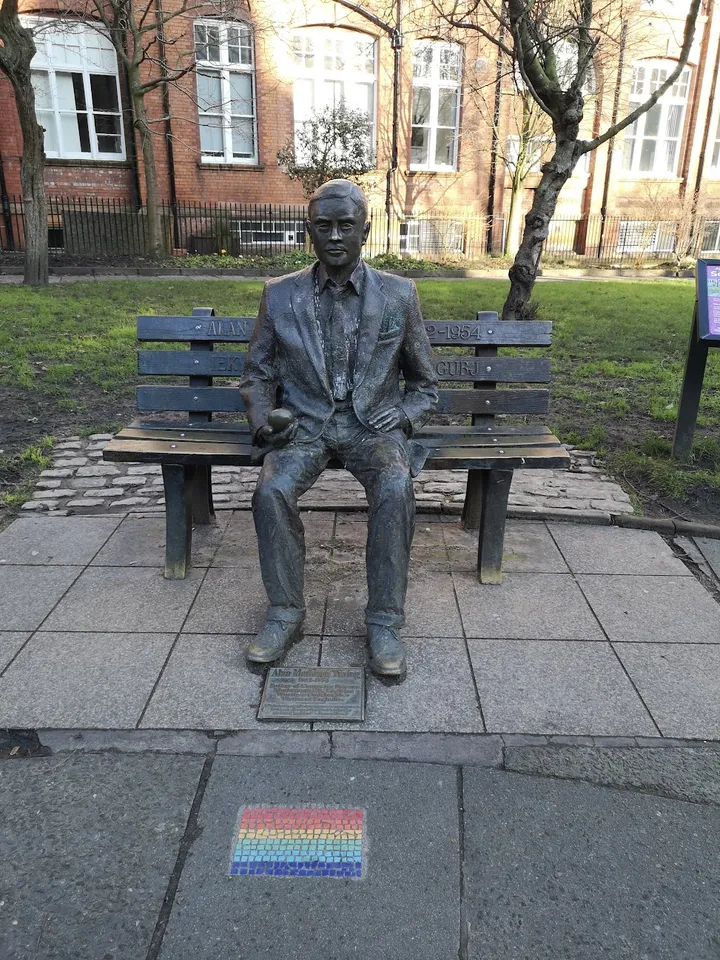 La statua di Alan Turing ai Sackville Gardens di Manchester