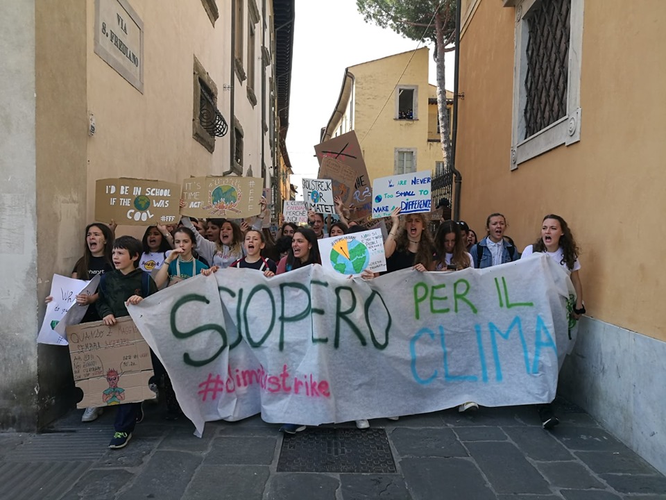 Bambini e ragazzi scioperano a Pisa per chiedere ai governi azioni concrete contro il cambiamento climatico. Credit: Alessandra Parravicini.