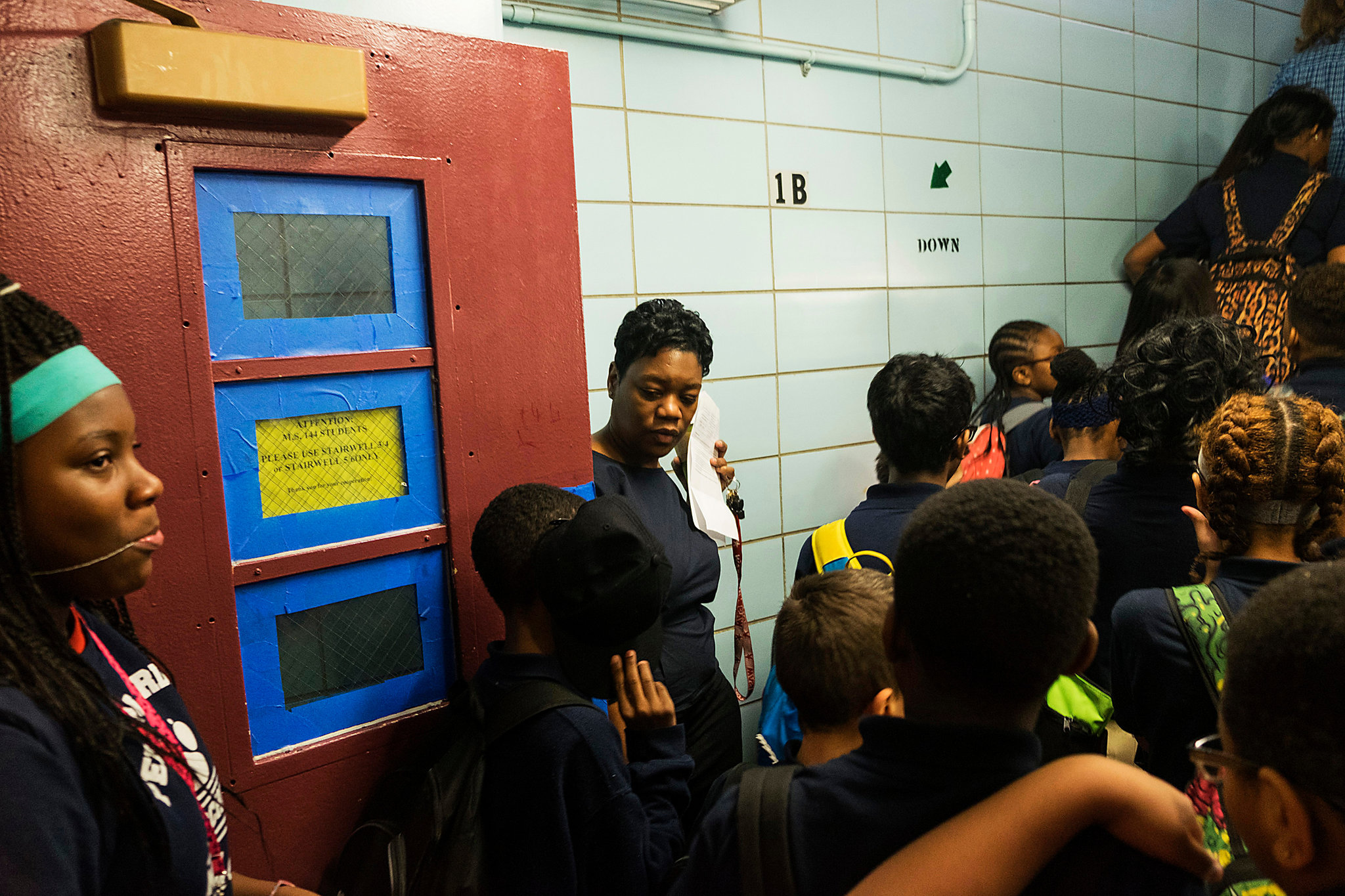 Ayana Bryant, consulente scolastica della Pelham Gardens Middle School nel quartiere Bronx a New York, insieme agli studenti. Aprile 2017. Credit: Christian Hansen per The New York Times. 
