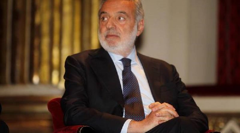 Luigi Nicolais al Convegno Finmeccanica al Teatro San Carlo di Napoli il 2 febbraio 2011. Credit: Cesare Abbate, Ansa.