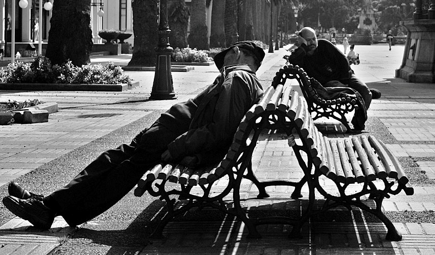 Due uomini dormono vicino al Kiosko Alfonso ad A Coruna, Spagna. Credit: Julio Rojas / Flickr. Licenza: CC BY-SA 4.0. 