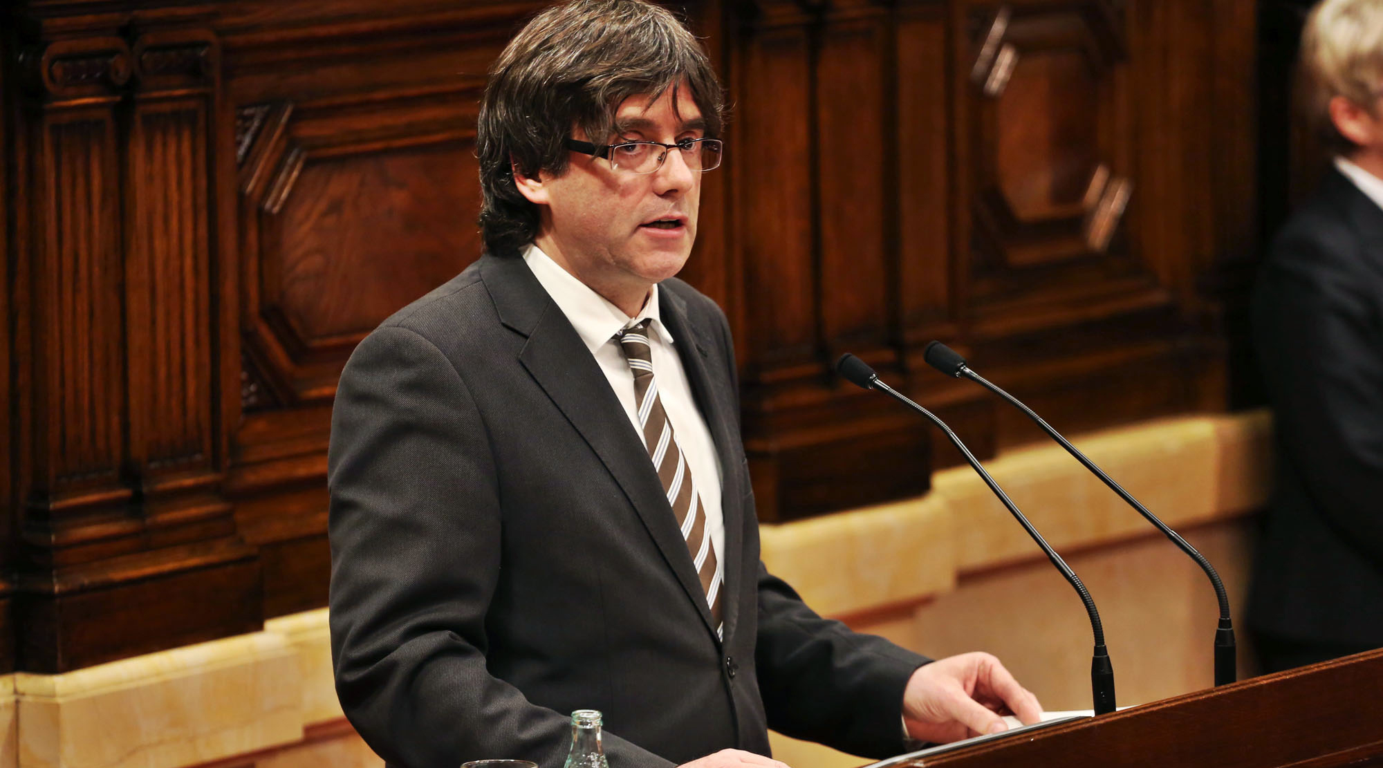 Carles Puigdemont durante il discorso di insediamento al parlamento catalano il 10 gennaio 2016. Credit: Generalitat de Catalunya. Licenza: CC0. 