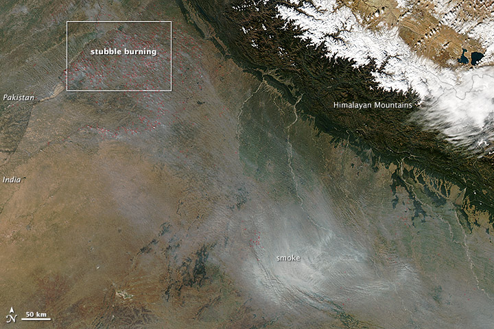 Vista aerea dell'inquinamento dell'aria nel nord dell'India, novembre 2013. Credit: Jeff Schmaltz / NASA Goddard Space Flight Center. Licenza: Public Domain. 