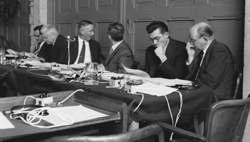 Primo incontro del CERN Council, 1952. Da destra a sinistra: Chr. Schmelzer, J. B. Adams, X, C.J. Bakker, L. Kowarski, P. Preiswerk. L'incontro ebbe luogo nel vecchio Batiment electoral a Ginevra. Credit: CERN. Licenza: Terms of use for CERN audiovisual media 