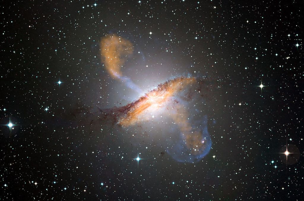 L'immagine mostra due jet di materiale che fuoriescono da un buco nero al centro di Centaurus A, una galassia lontana 13 milioni di anni-luce. 
