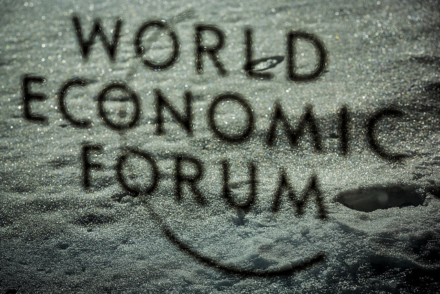 Logo del World Economic Forum
              all'incontro annuale del 2019 a Davos. Credit: World
              Economic Forum /
              Flickr. Licenza: CC BY-NC-SA 2.0.