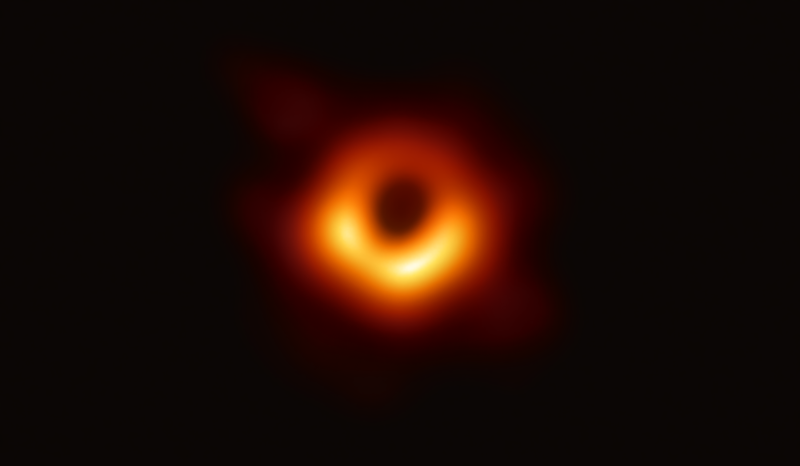 Gli scienziati della collaborazione Event Horizon Telescope
							hanno ottenuto la prima immagine di un buco nero al centro della galassia M87. Credit: Event Horizon Telescope Collaboration.